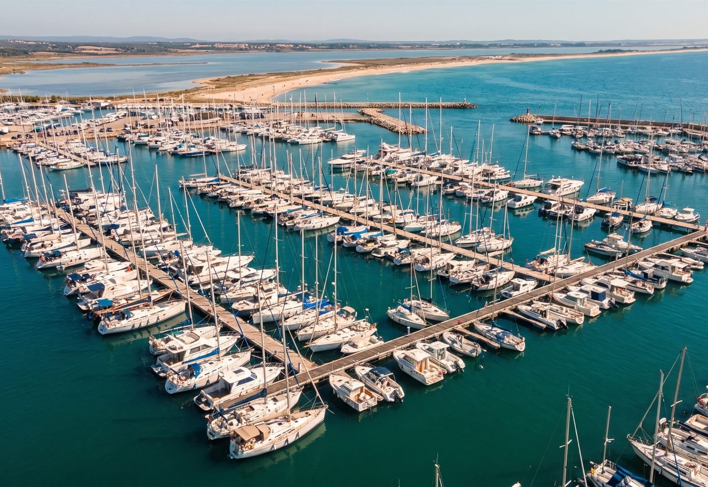 Luftaufnahme eines mediterranen Yachthafens mit seinen Stegen